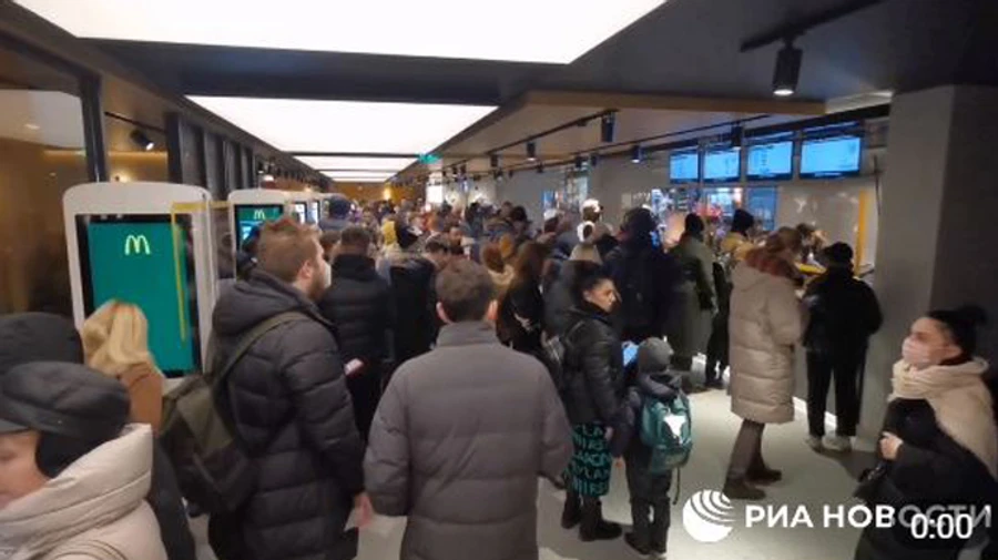 Росіяни заполонили McDonald's в Москві в останній день роботи закладу