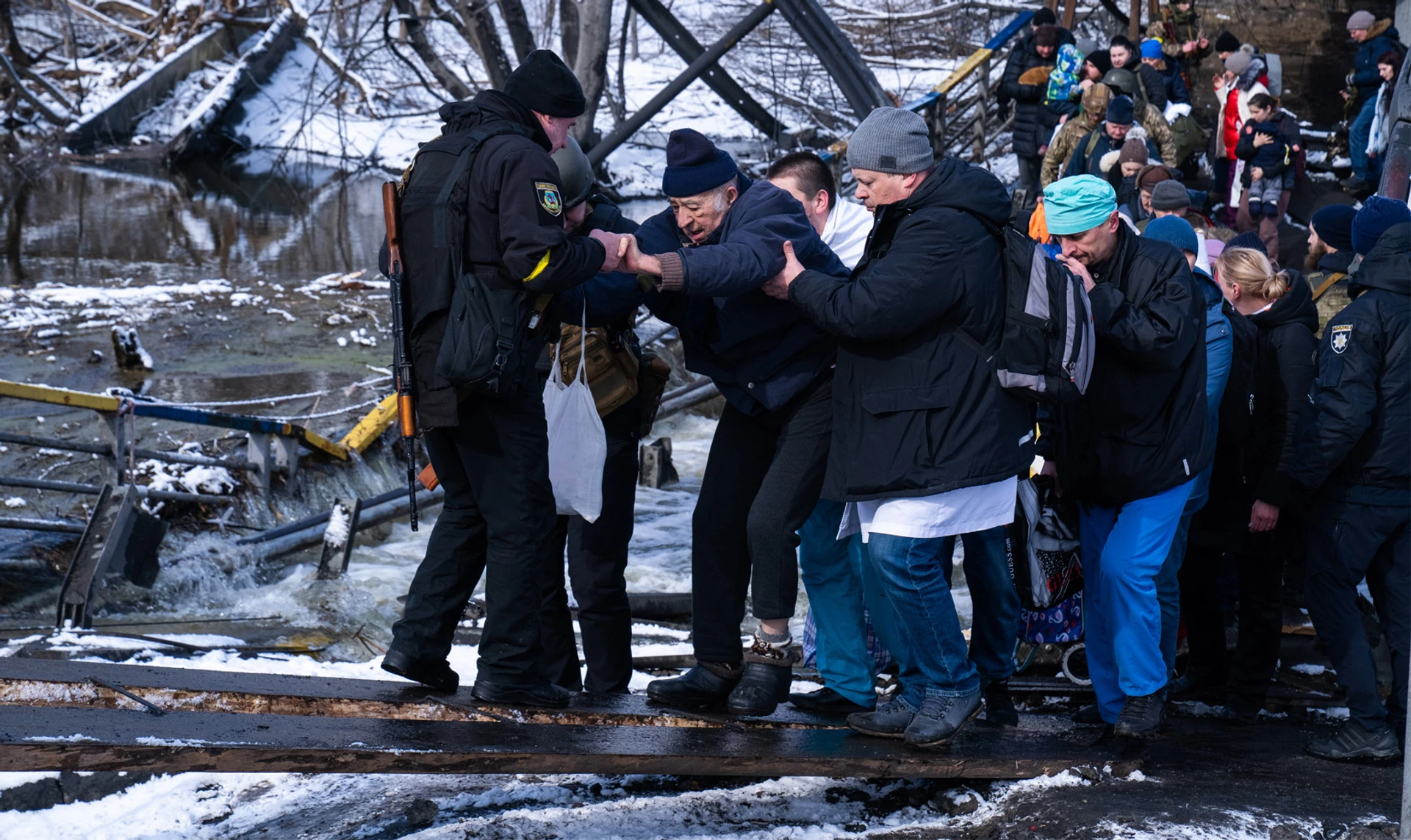 Ірпінь очима фотографа: евакуація мешканців та зруйноване місто після обстрілів