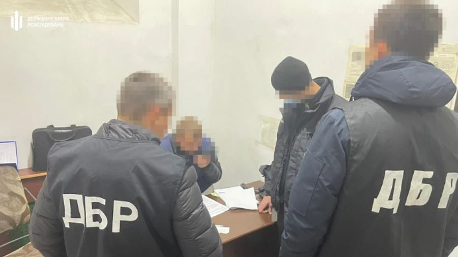 Поліцейський продавав наркотики прямо у приміщенні суду – ДБР