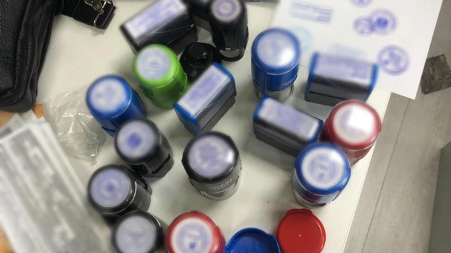 Полиция открыла 800 дел за подделку covid-сертификатов