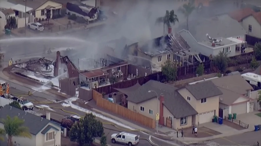 У Каліфорнії легкомоторний літак впав на житлові будинки, є жертви