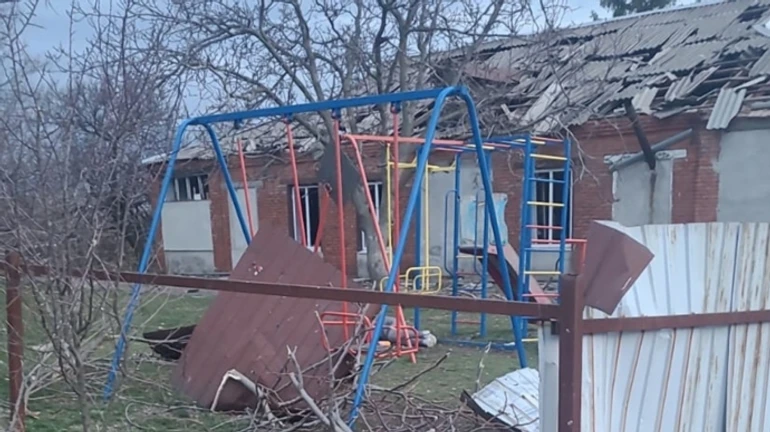 Росіяни поцілили бомбою в сім'ю на дитмайданчику: загинули 3-річна дівчинка з матір'ю