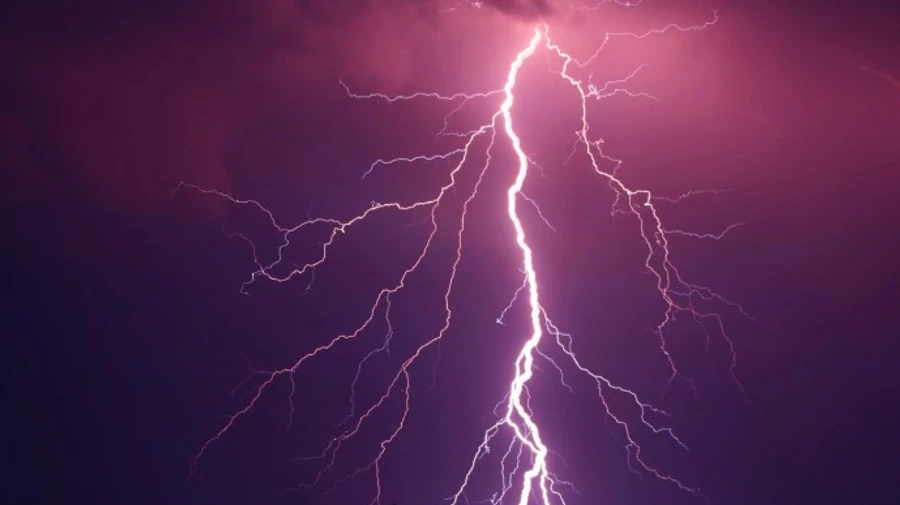 Блискавка вразила двох на підводі: у підлітка обгоріло 35% тіла