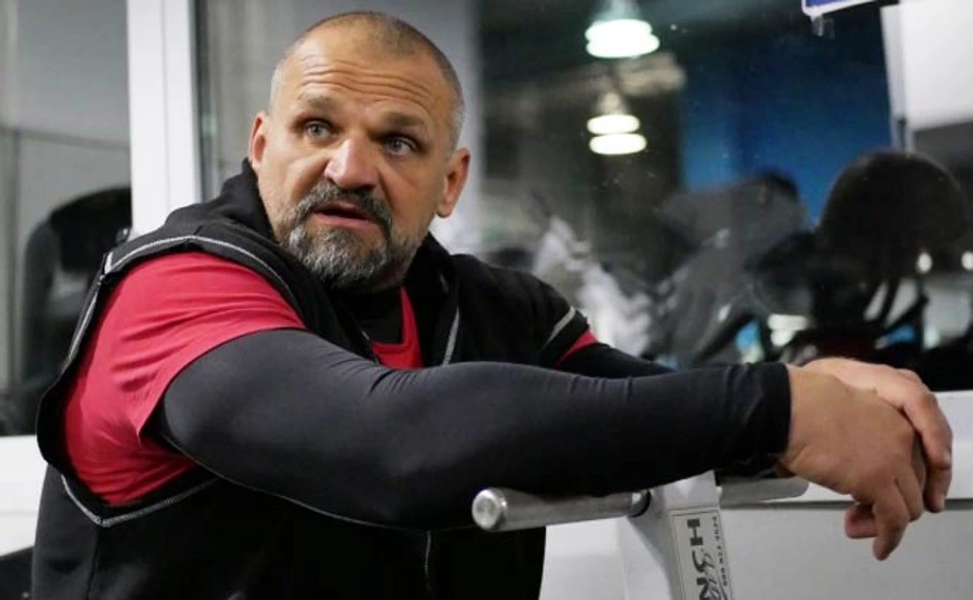 Один день с Василием Вирастюком. Святой Николай, раны 90-х, курица с перцем и страхи силача