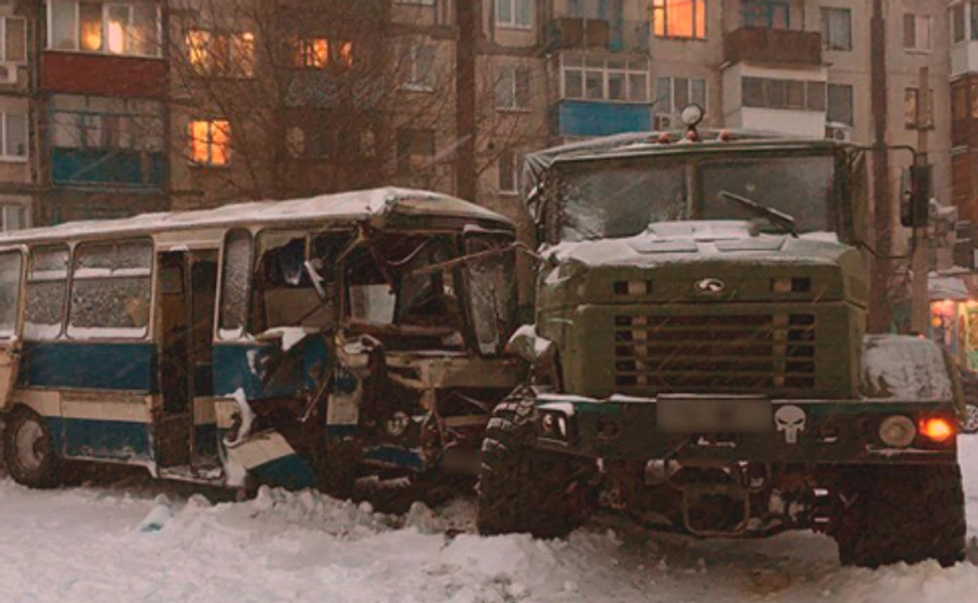 В Донецкой области столкнулись автобус шахтеров и военный КрАЗ: 8 пострадавших