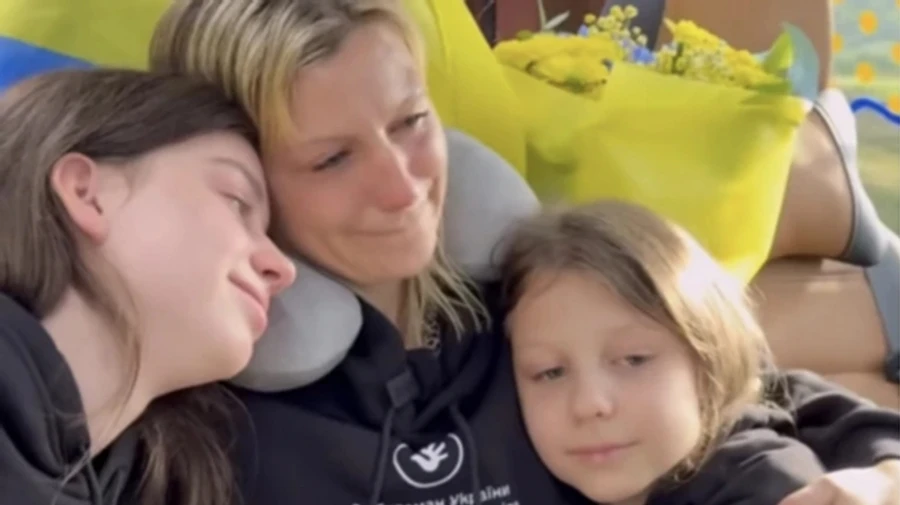 Ukrainian civilian woman reunites with her two daughters after six years in Russian captivity – video
