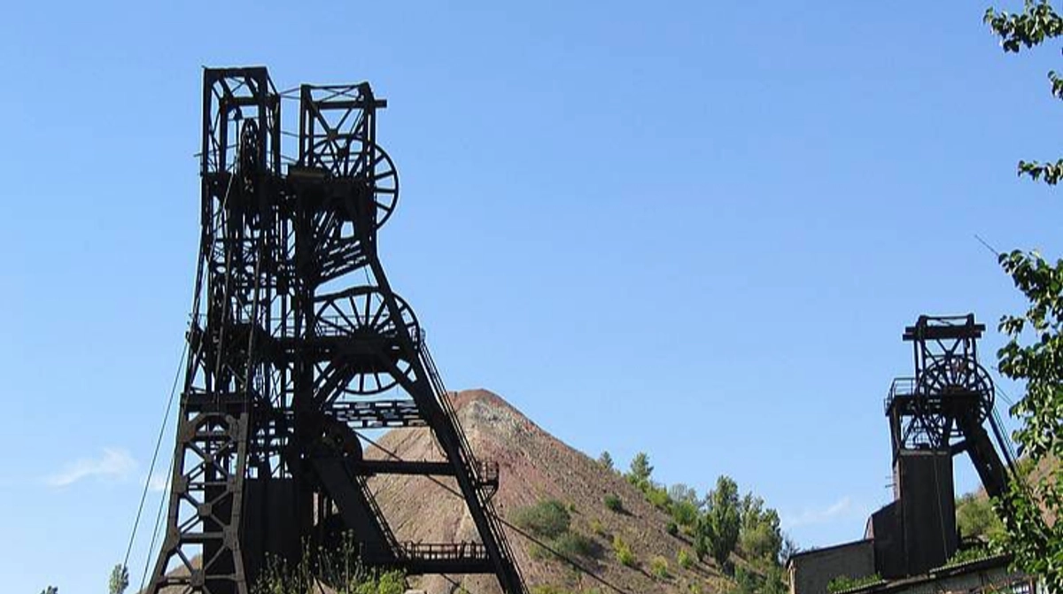 Russia bombards Ukrainian coal mine for six hours, leaving people injured