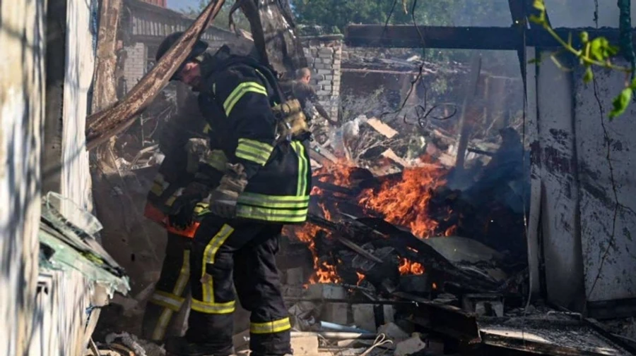 Russians strike residential area of Kherson: four houses caught fire – photos, videos