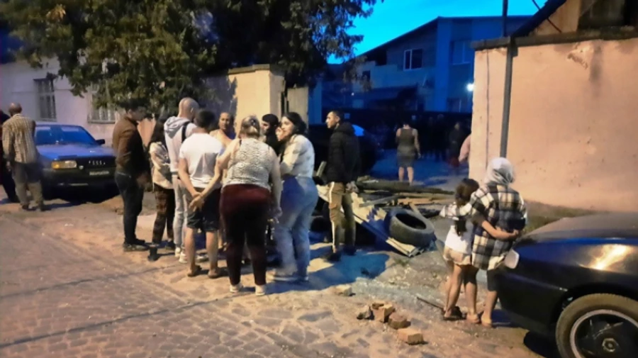 Люди зібралися біля ТЦК на Закарпатті. Військові стріляли у повітря