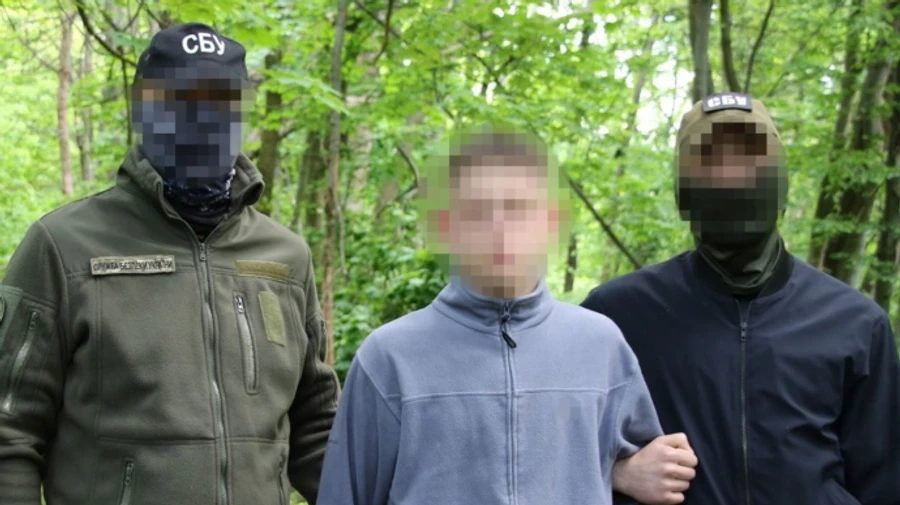 Собирался взорвать ТЦК в Киеве: СБУ схватила несовершеннолетнего, который уже поджигал авто военных