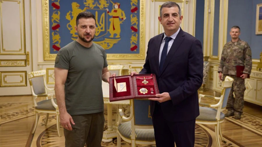 Zelenskyy decorates CEO of Baykar, manufacturer of Bayraktar drones