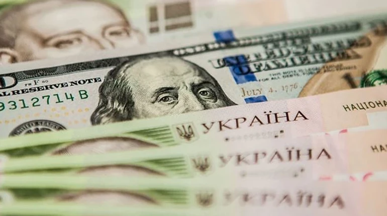 Курс долара +10%: для чого країні новий податок на купівлю валюти