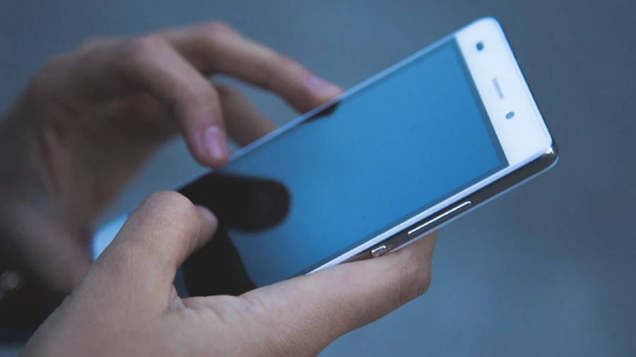 Окупанти відбирають в українців телефони: що робити