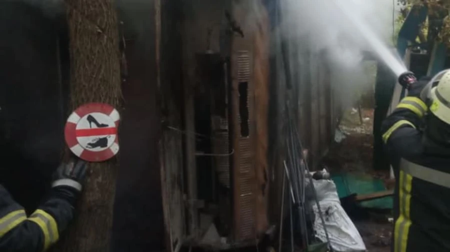 У столичному Гідропарку сталася пожежа, знайшли тіло людини