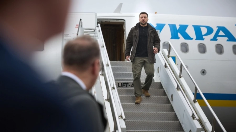 Зеленський прибув до Франції і зустрінеться з Макроном