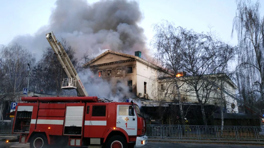 В Полтаве тушат пожар в кинотеатре: найдено тело мужчины
