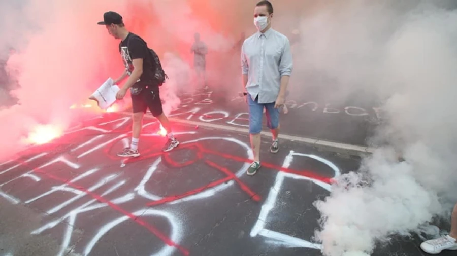 Акция под МВД: активисты жгут дымовые шашки и разрисовывают дорогу