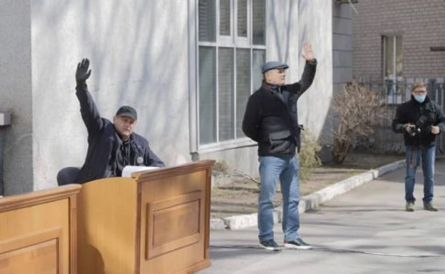 У дворі, на відстані, у масках: дніпровські депутати зібралися на сесію