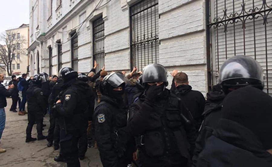 Между участниками акции Кто заказал Катю Гандзюк? и полицией произошли столкновения