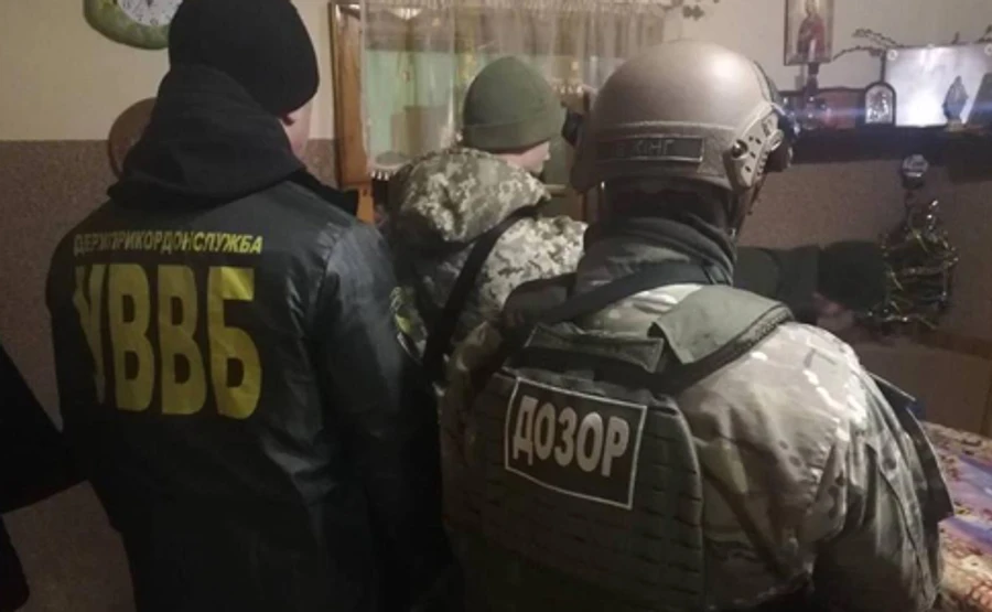 Спецоперация на Закарпатье: нашли деньги, оружие и сигареты