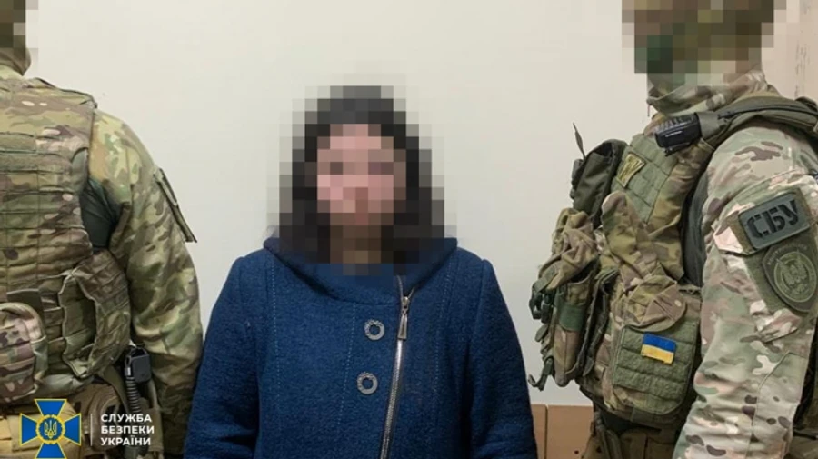 СБУ: 21-річна дівчина заклала пластидну бомбу біля будівлі ЗСУ