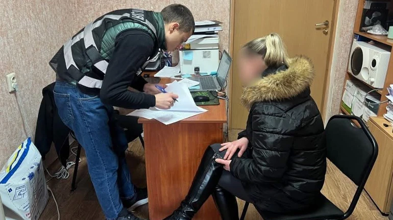 Била, связывала, раздевала и резала: в Киеве матери вручили подозрение в пытках 9-летнего сына