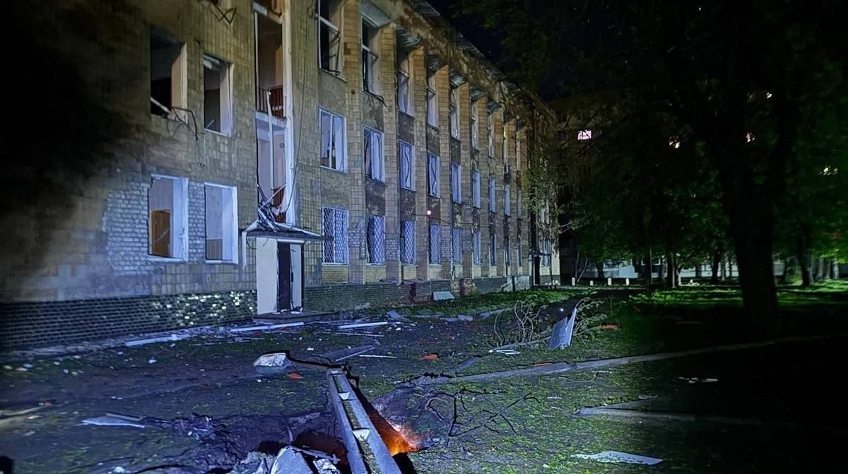 Окупанти вдарили по Шостці – пошкодили міськраду і навчальний заклад, є постраждалі