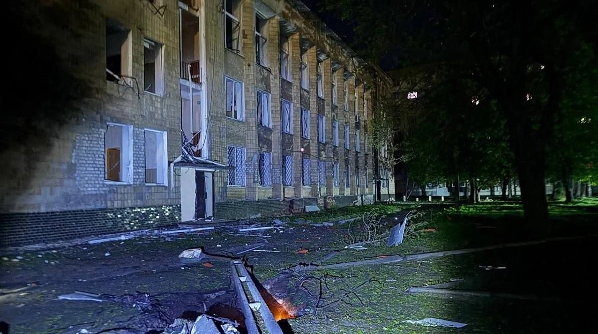 Окупанти вдарили по Шостці – пошкодили міськраду і навчальний заклад, є постраждалі