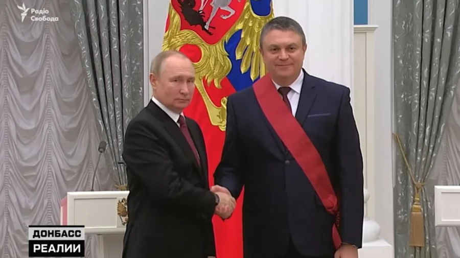 Щоб потиснути руку Путіну, ватажок ЛНР тиждень просидів на карантині у Москві – ЗМІ