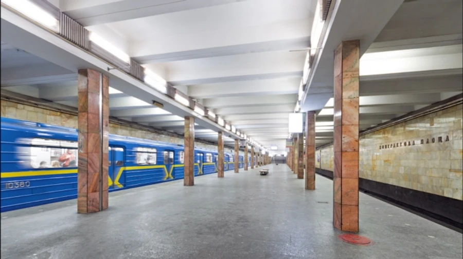 У Києві на метро Контрактова площа пасажирка впала під потяг: зачиняли 4 станції