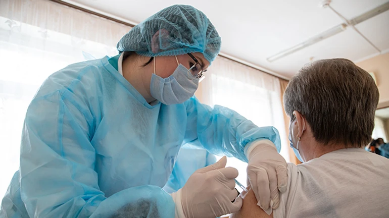 Бустерна доза для українців: як і коли вакцинуватися