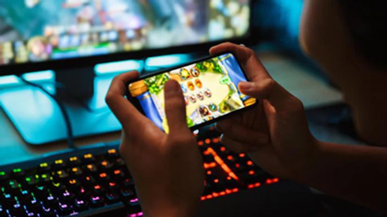 Виртуальная зависимость: как подростков кидают на деньги в Интернете и что делать родителям