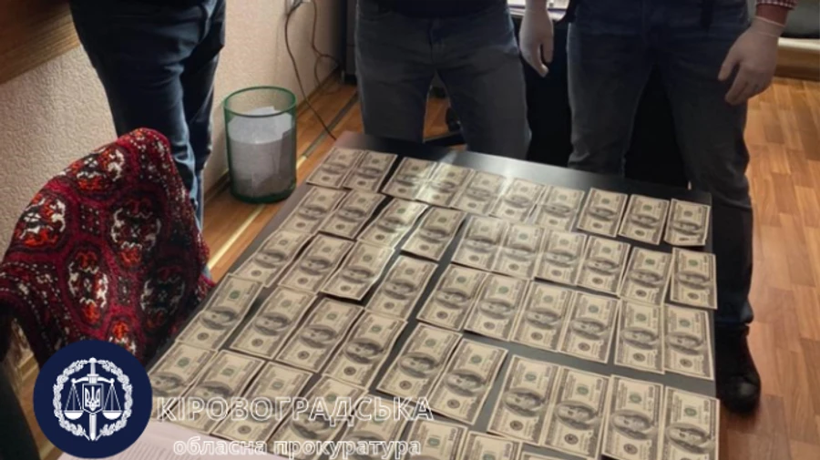 Декан вишу вимагав хабарі за допуск до навчальних польотів