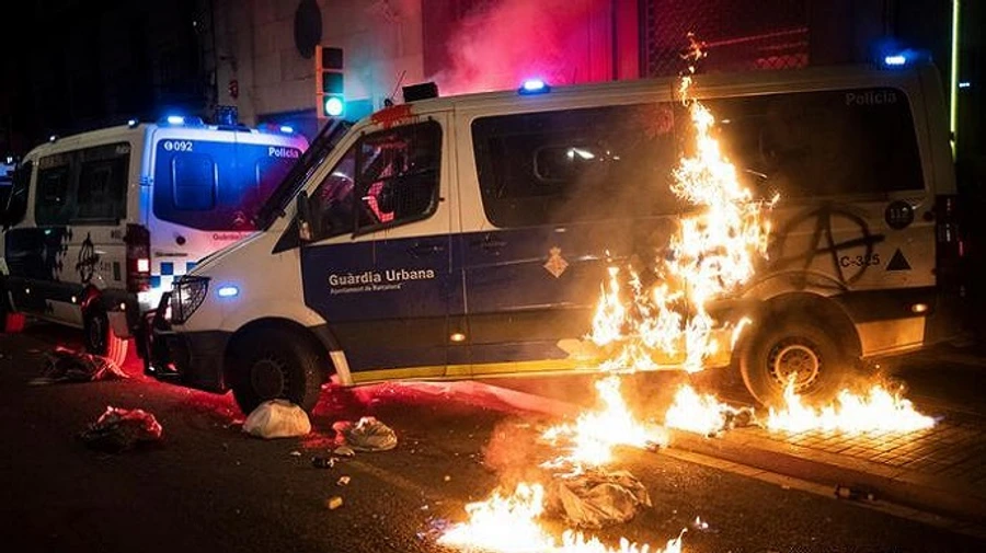 Ограбление и поджоги: в Барселоне требуют освободить заключенного рэпера