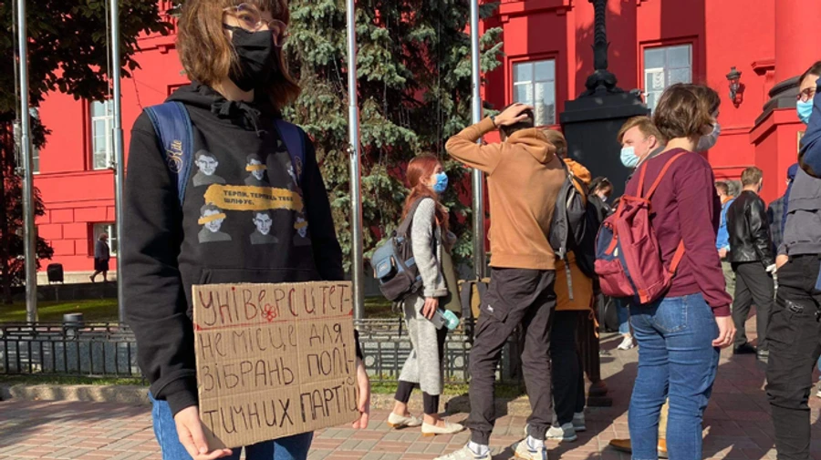 Студенти влаштували акцію біля університету Шевченка через Слугу народу