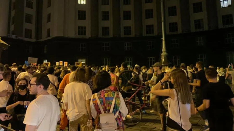 Під Кабміном влаштували танці: пікетують проти закриття дискотек