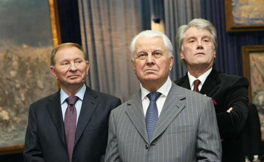 Порошенко зустрівся з попередниками