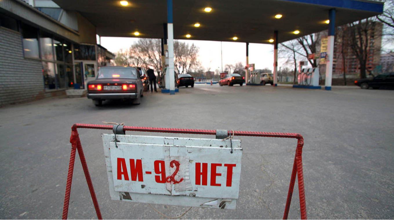 Carenza di carburante in Russia: oltre la metà delle regioni colpite da scarsità di benzina a causa degli attacchi ucraini alle raffinerie di petrolio