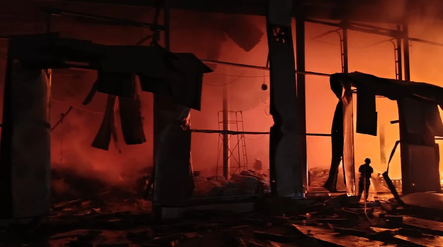 По предприятию в Чугуеве попали 6 дронов РФ, бушевал пожар – полиция