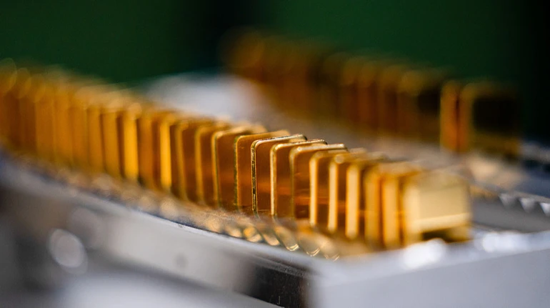 Працівник Бучанського ТЦК задекларував золото на 8 мільйонів та тисячі доларів і євро готівки