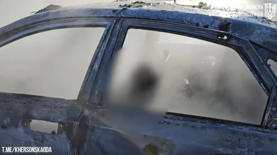 РФ обстріляла Херсон: удар спалив людину в автівці, ще одна загинула на вулиці