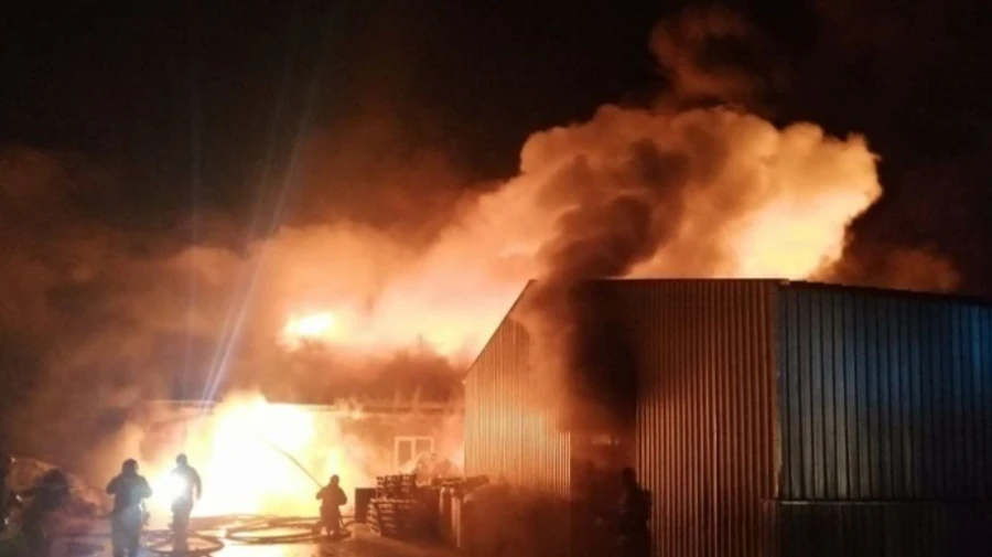 У російському Омську загорівся склад з пластиком 