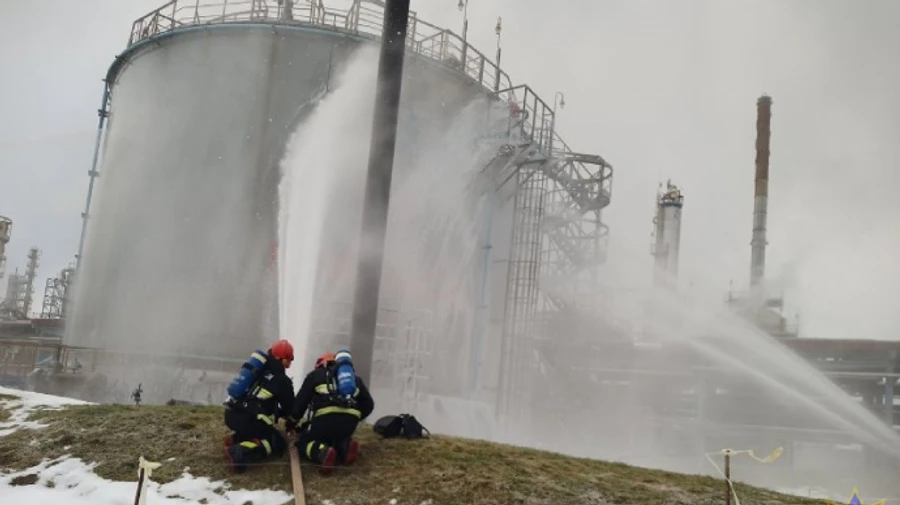 Sanctioned oil refinery on fire in Belarus