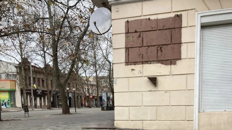 В центре Николаева демонтировали мемориальную доску Пушкину