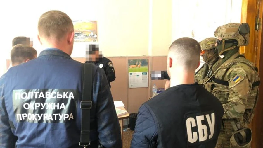 Хабарі під час війни: на гарячому схопили начальника Миргородської РВА