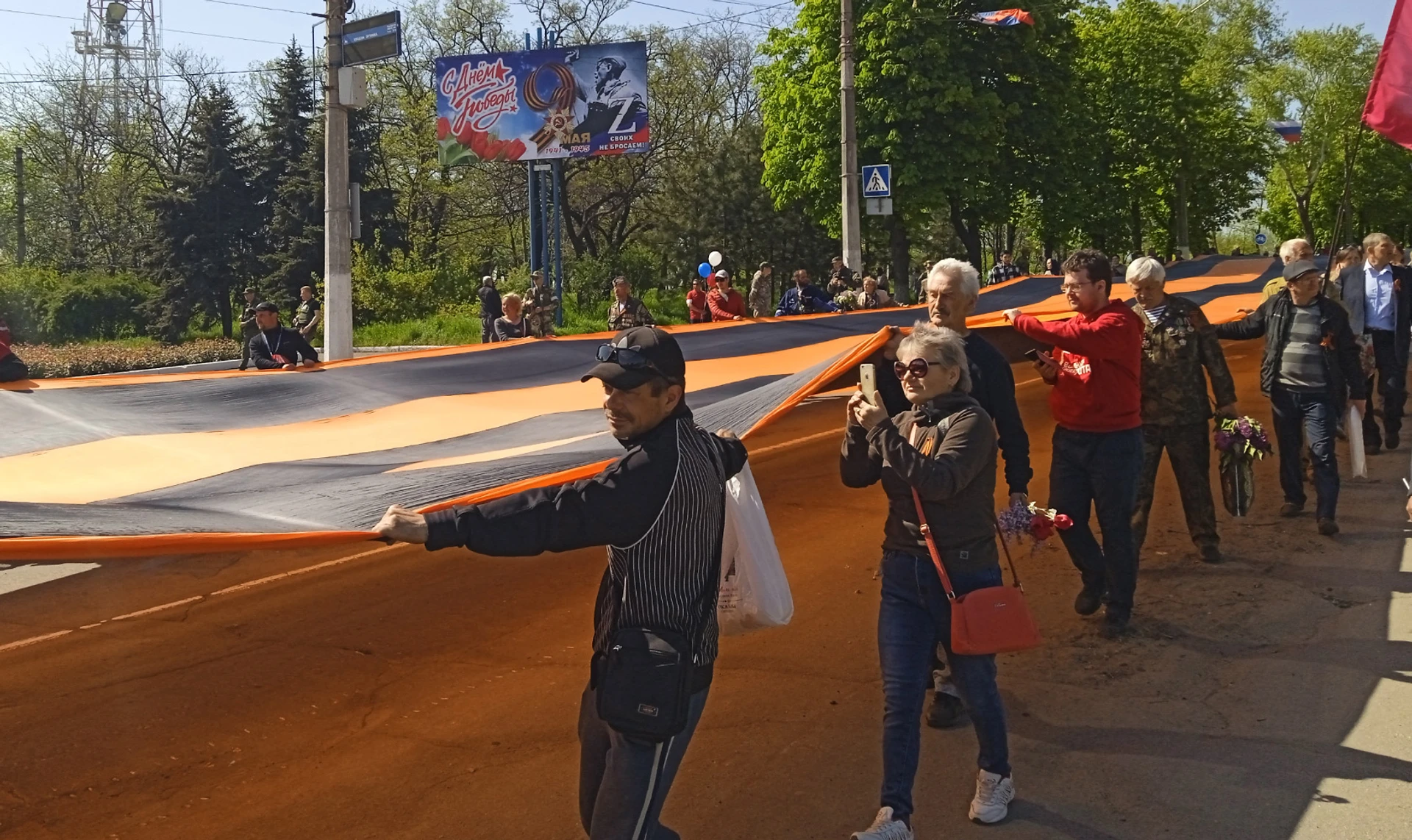 Смерть та життя у зруйнованому Маріуполі. Фоторепортаж