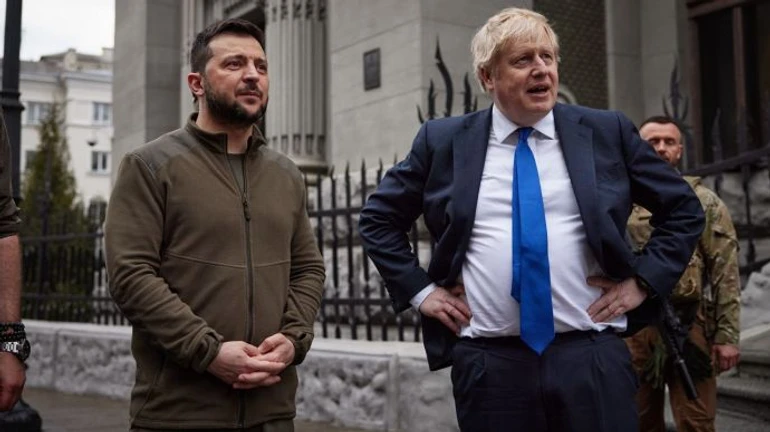 Johnson walked around Kyiv with Zelenskyy: he met a fan and received a gift