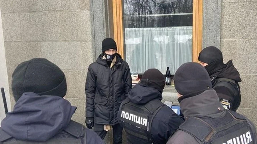 Будут судить мужчину, который бросил молоток в окно Верховной Рады