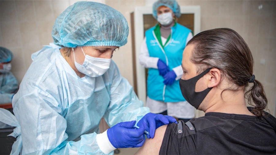 Понад 47% дорослих в Україні отримали щеплення проти коронавірусу