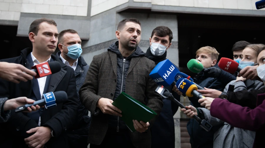 Нардепы принесли в КС заявление с призывом об отставке 11 судей. Суд зарегистрировал